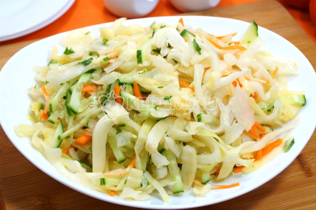 Салат из свежей капусты с огурцами и морковью