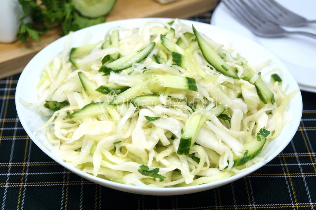 Салат из свежей капусты с огурцом