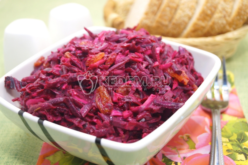 Салат из свеклы с чесноком и изюмом