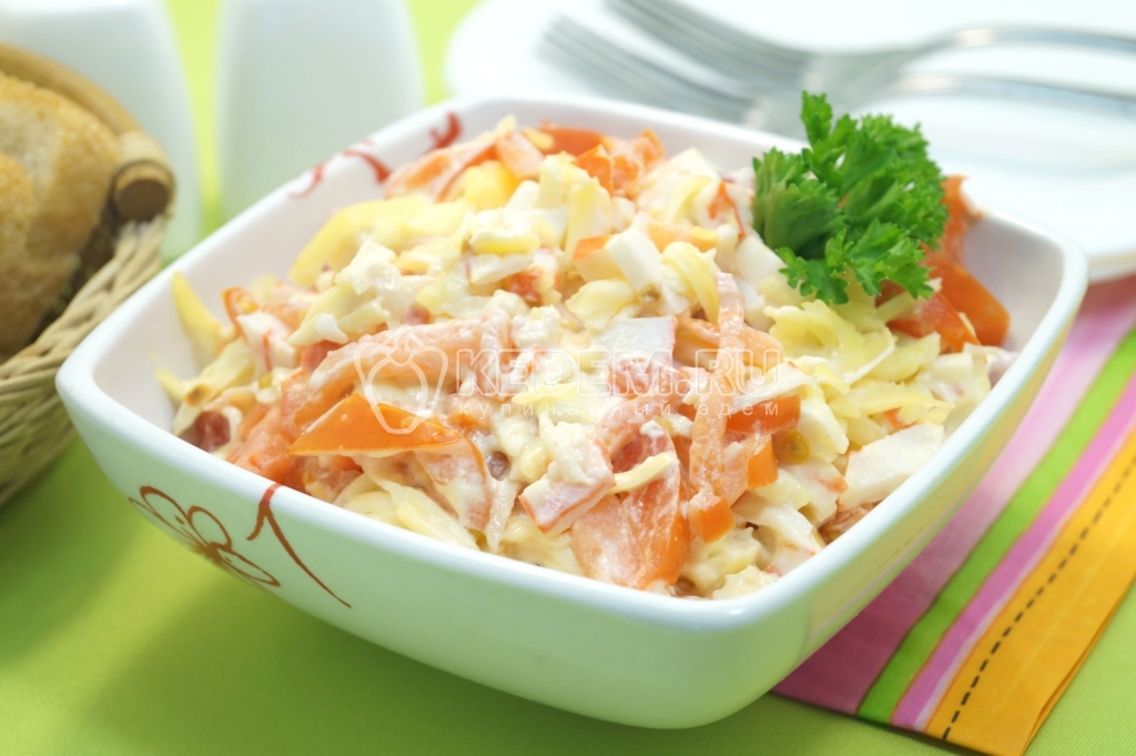 Салат Красное море с крабовыми палочками и помидорами
