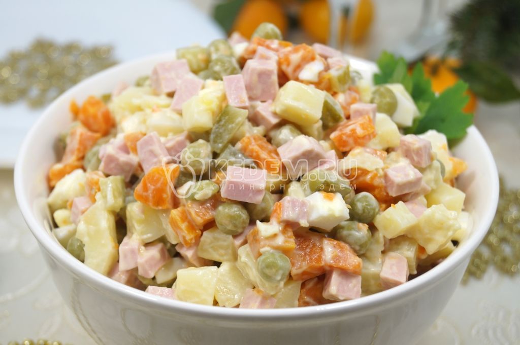 Салат Оливье с колбасой и запеченными овощами