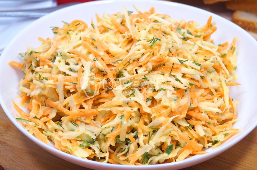 Салат с черной редькой, морковью и огурцом