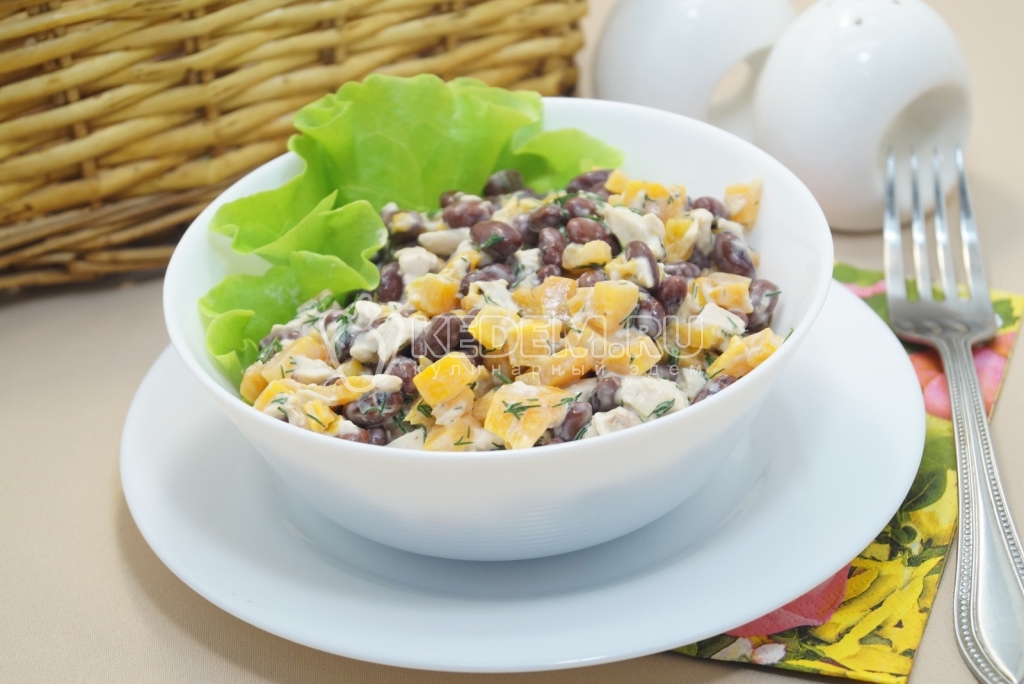 Салат с фасолью и курицей
