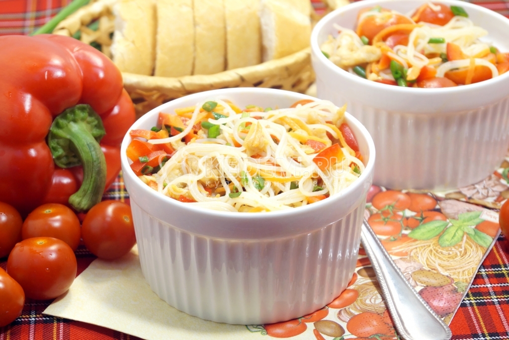 Салат с фунчозой и курицей Ля-минор