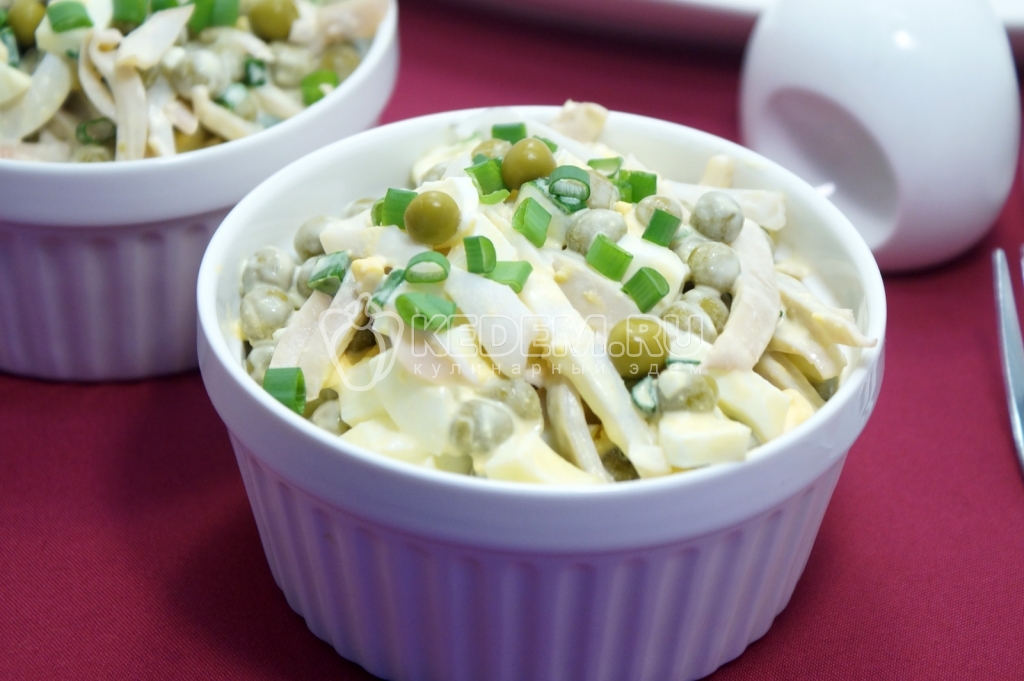 Салат с кальмарами и горошком