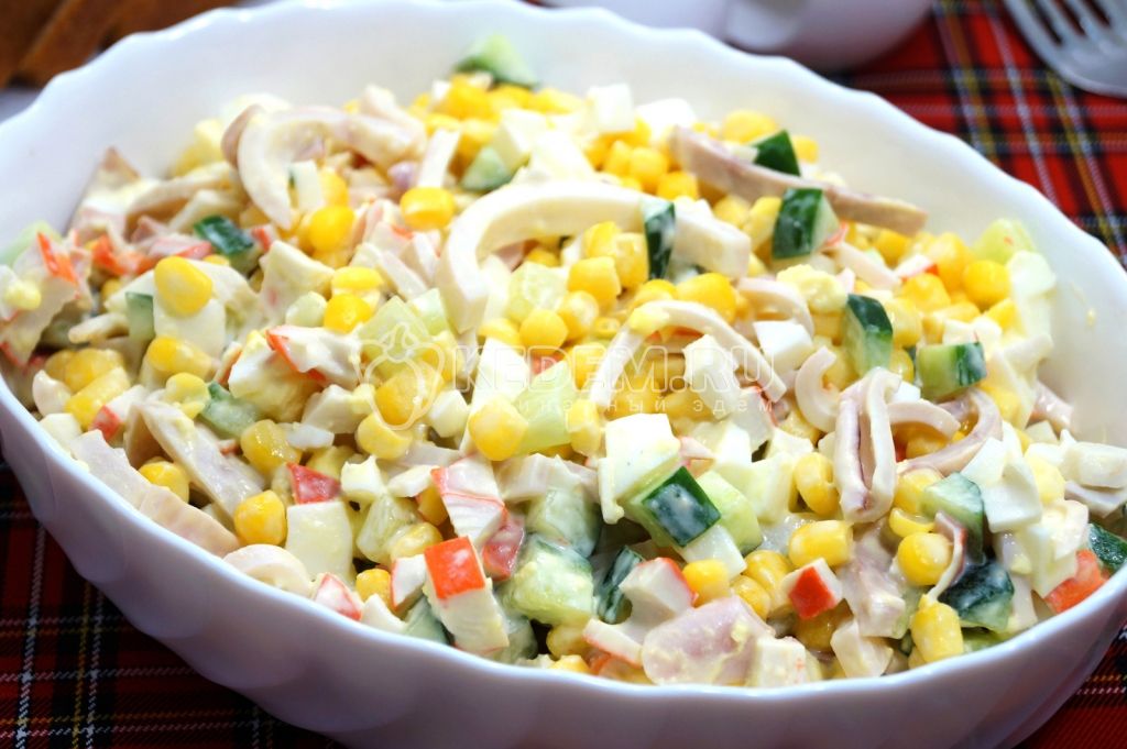 Салат с кальмарами, крабовыми палочками, яйцами и овощами