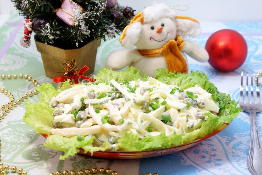 Салат с кальмарами