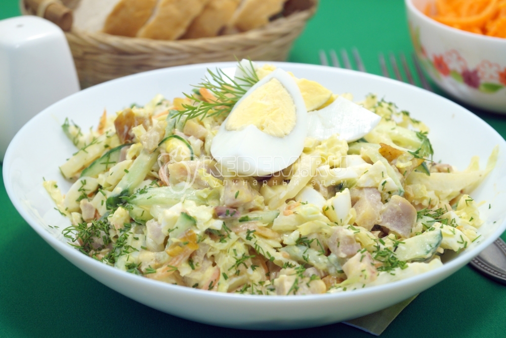 Салат с копченой курицей и пекинской капустой Лейси