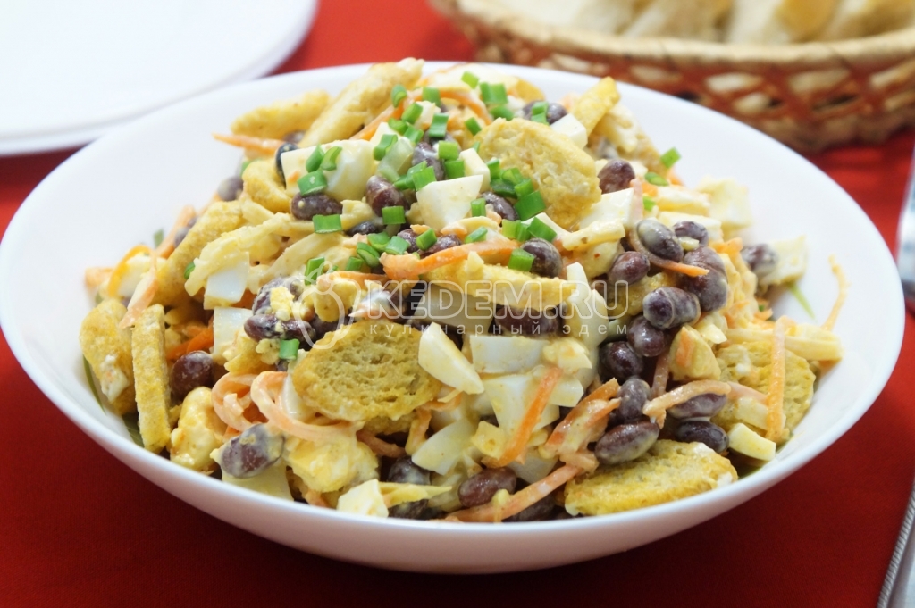 Салат с корейской морковью, фасолью и сухариками