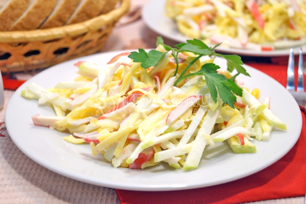 Салат с крабовыми палочками, сыром и яблоками