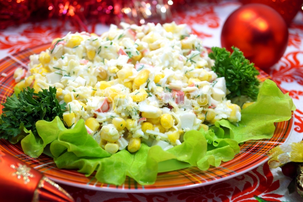 Салат с крабовыми палочками и яблоком