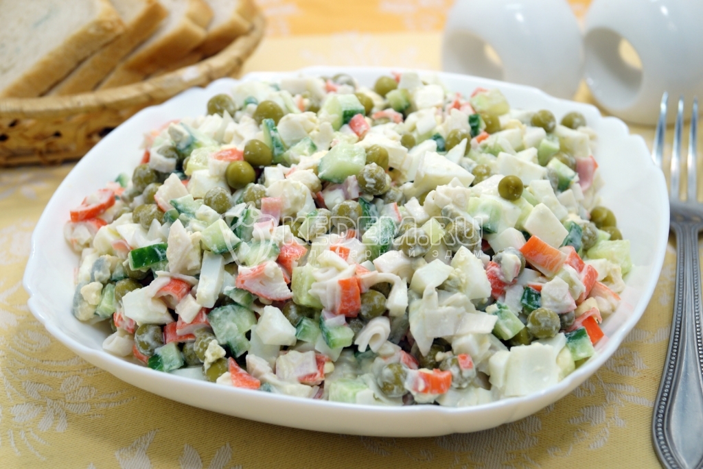 Салат с крабовыми палочками, огурцом и зеленым горошком