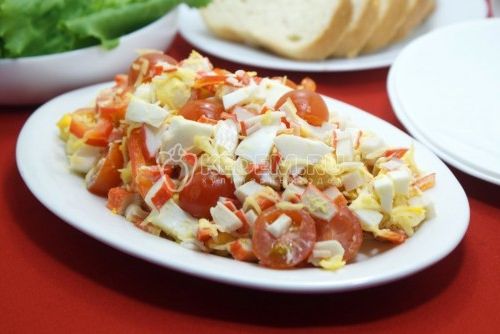 Салат с крабовыми палочками, помидорами, яйцами и сыром