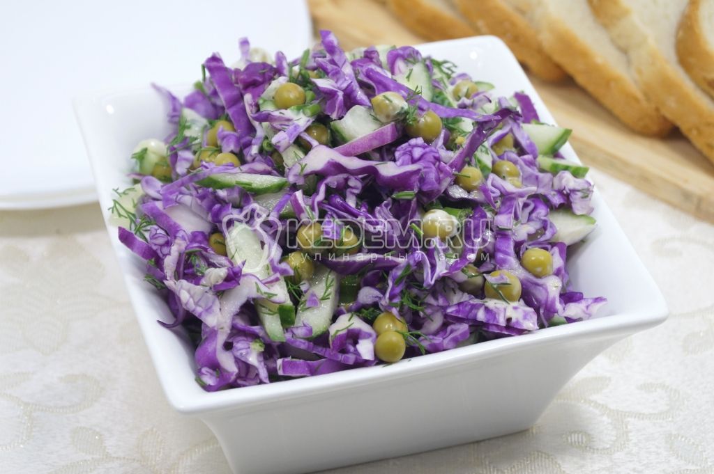Салат с краснокочанной капустой и консервированным зеленым горошком