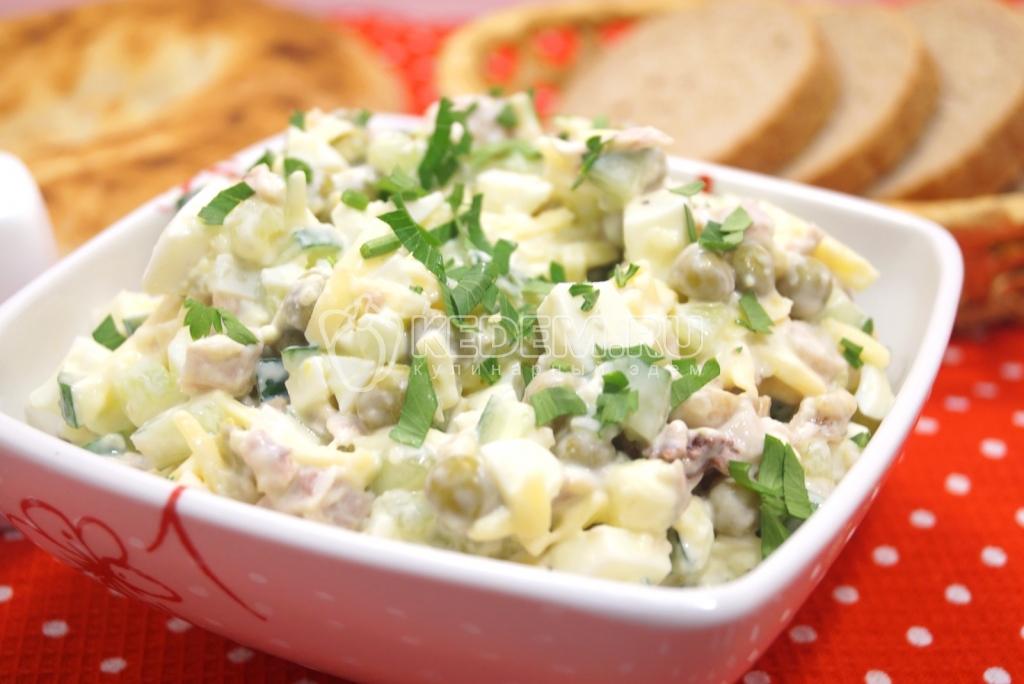 Салат с курицей и зеленым горошком