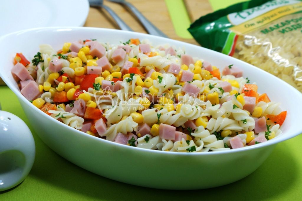 Салат с макаронами и ветчиной