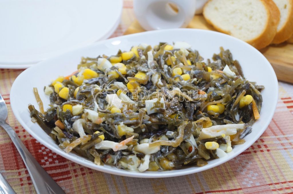 Салат с морской капустой, яйцами, кальмарами и кукурузой