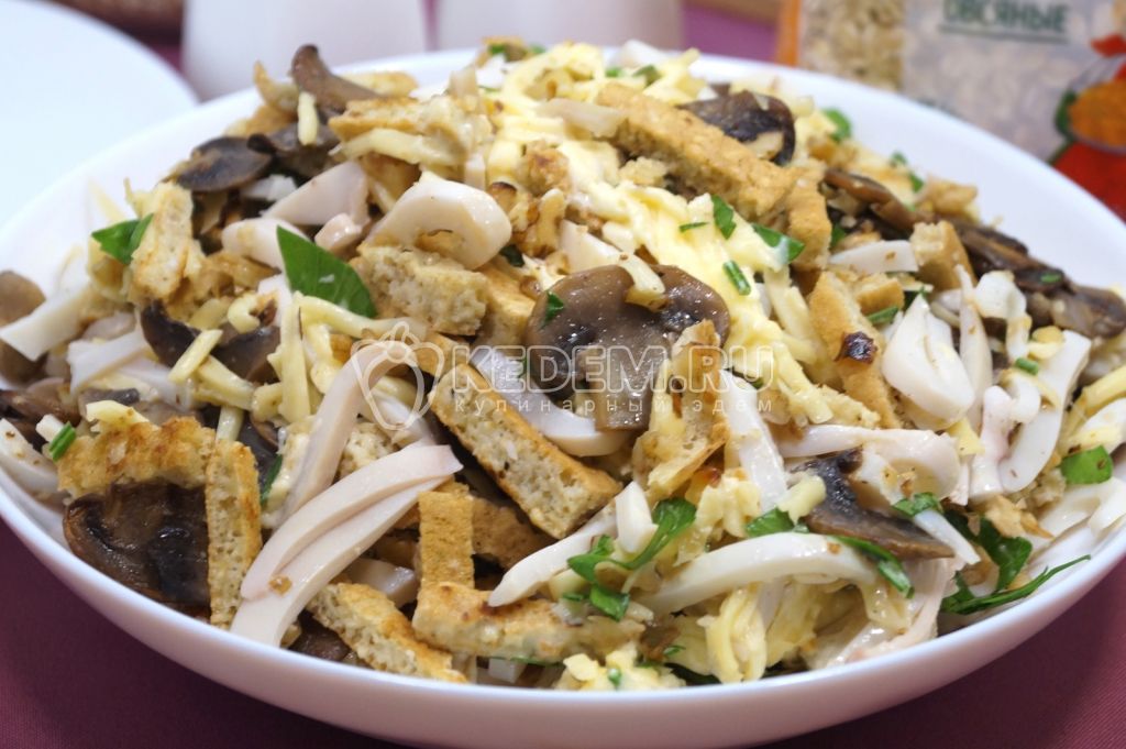 Салат с овсяными блинчиками, кальмарами и жареными шампиньонами