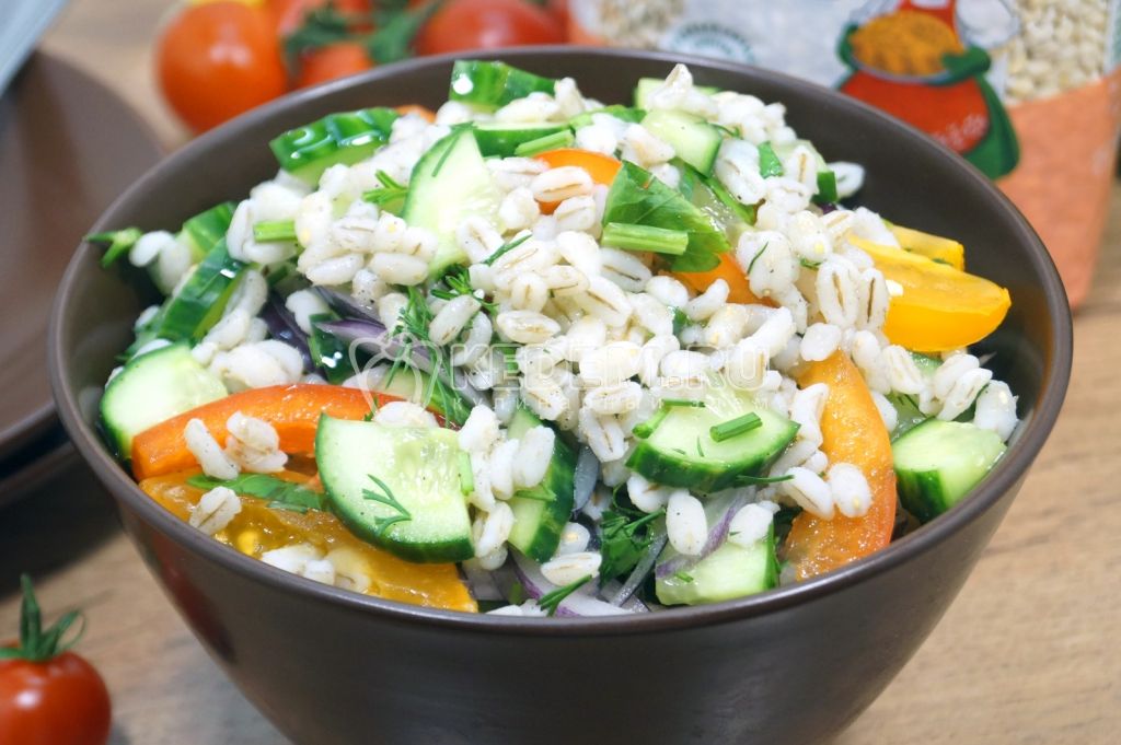 Салат с перловкой и свежими овощами
