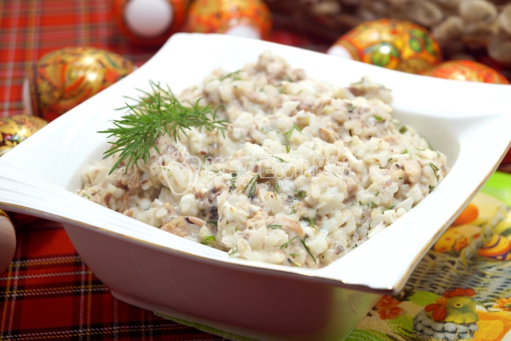 Салат с сайрой и рисом Чайка
