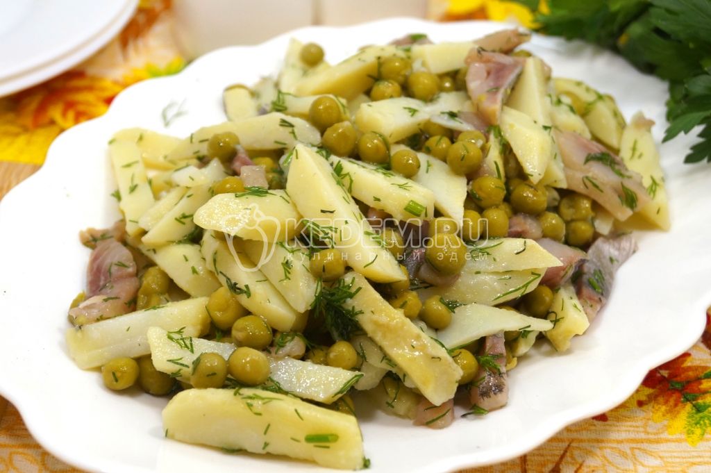 Салат с селедкой, запеченным картофелем и горошком