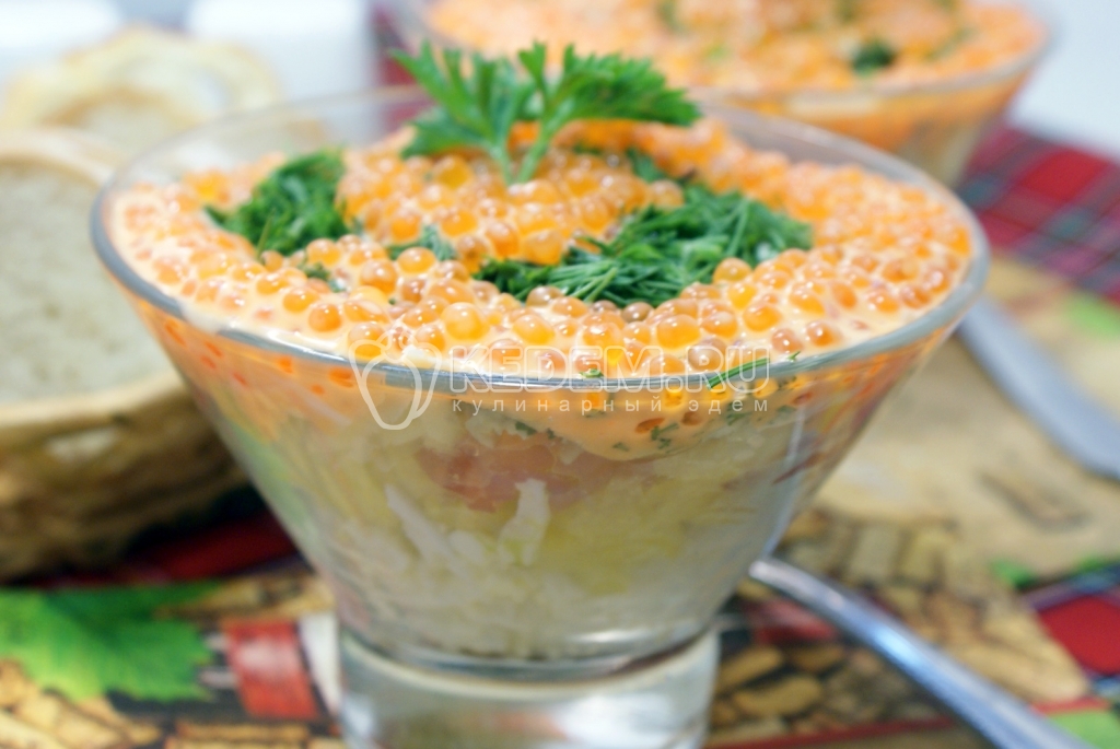 Салат с семгой и икорной закуской