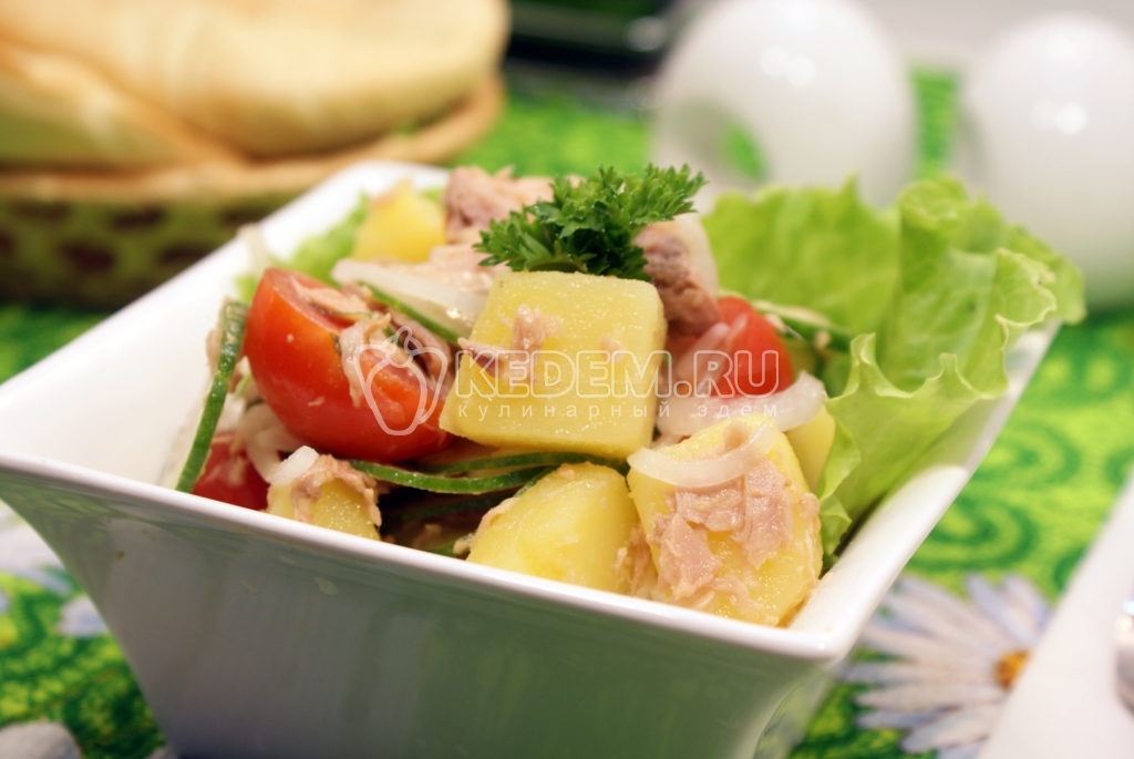 Салат с тунцом и маринованным луком