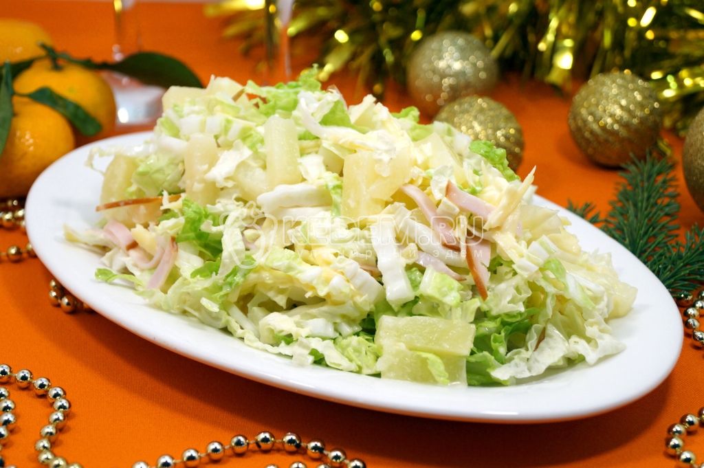 Салат с ветчиной, пекинской капустой и ананасами Золотая симфония