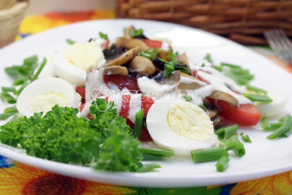 Салат с жареными шампиньонами