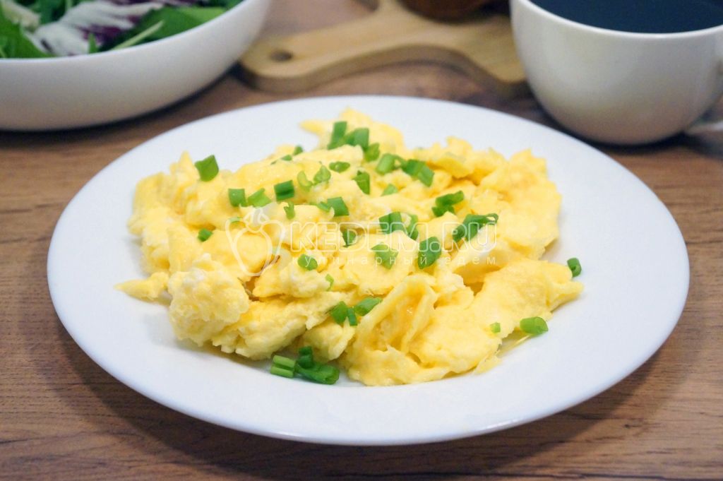 Скрэмбл с зеленым луком