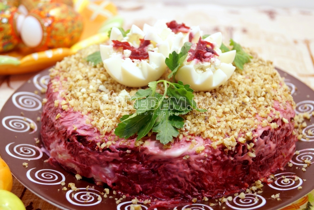 Слоеный салат с курицей и грецкими орехами Добрыня
