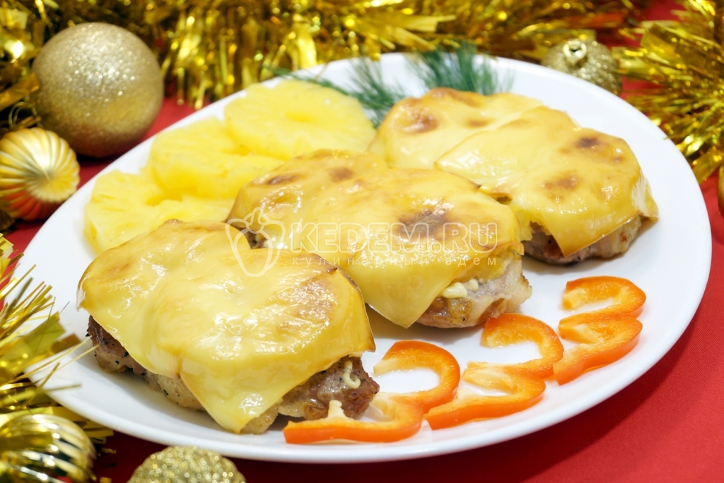 Свинина с ананасами и сыром
