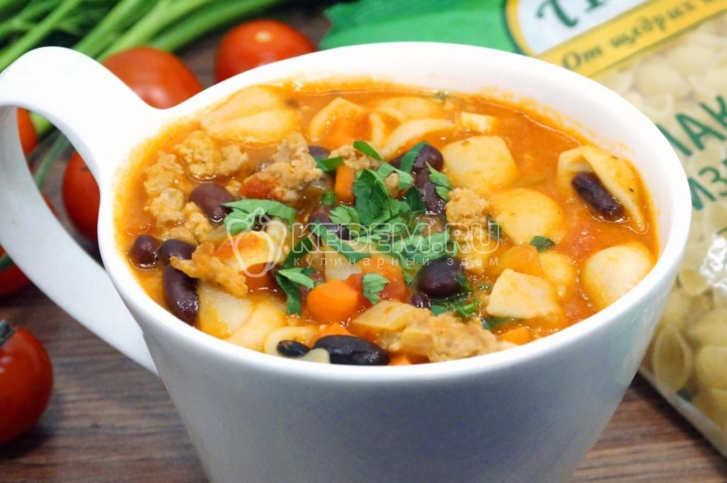 Томатный суп с фаршем, фасолью и макаронами
