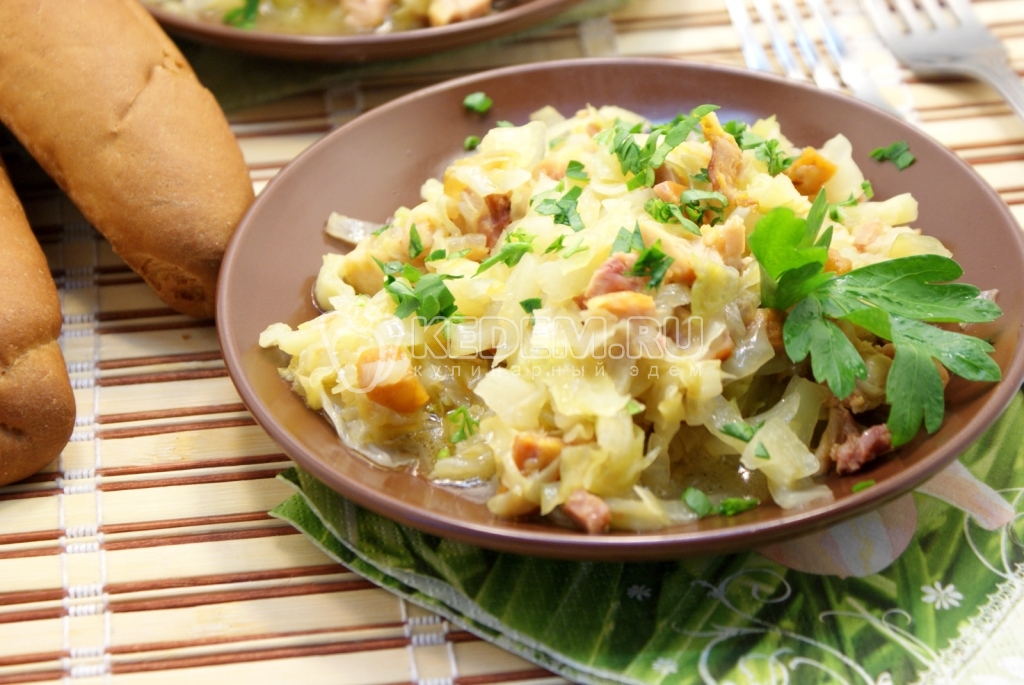 Тушеная капуста с копченной курицей