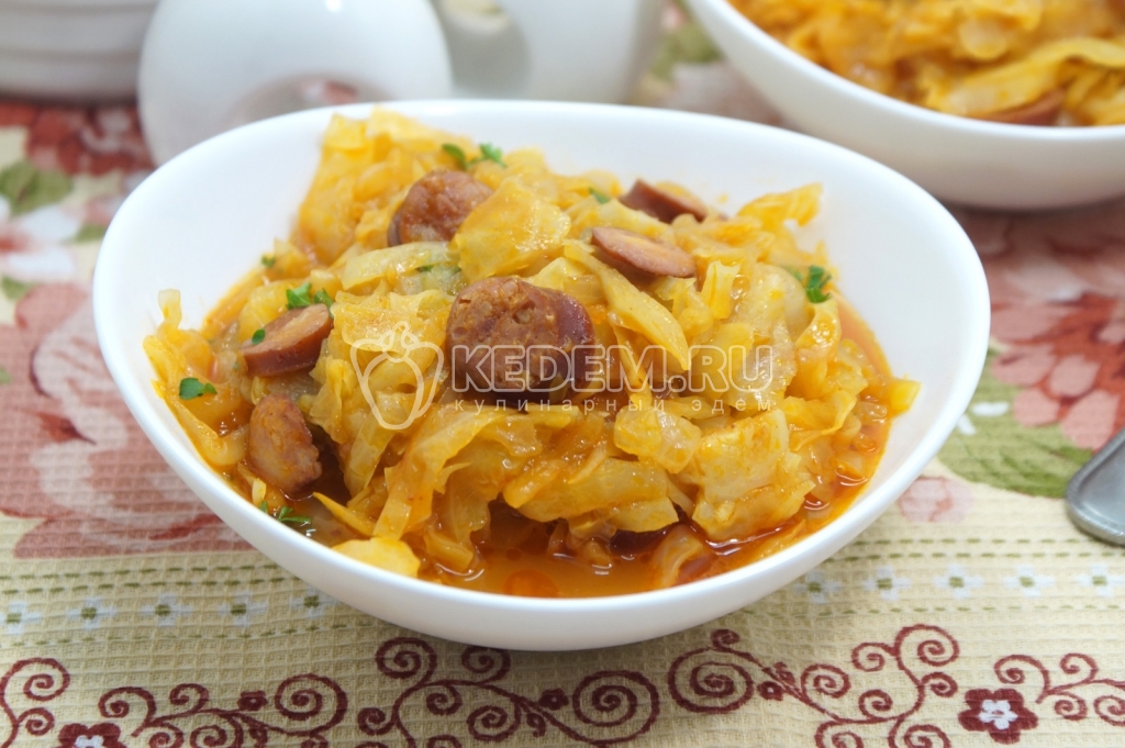 Тушеная капуста с охотничьими колбасками