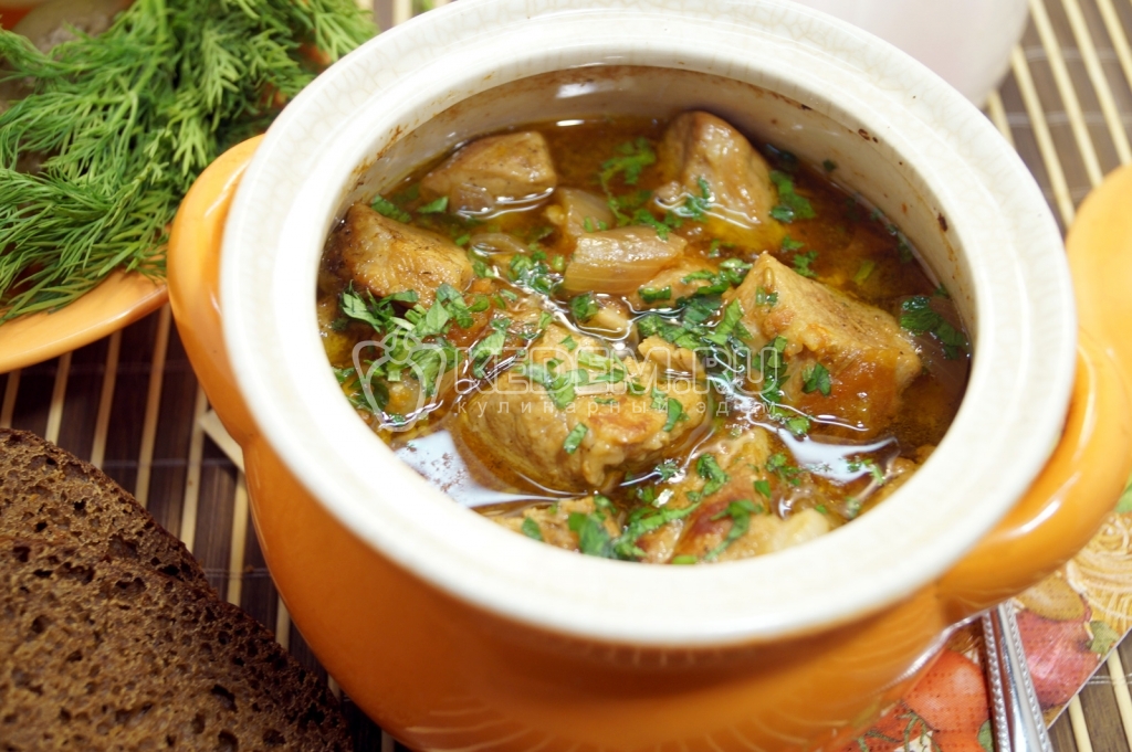 Тушеное мясо в горшочке
