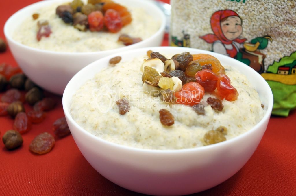 Ячневая каша на молоке с сухофруктами и орехами