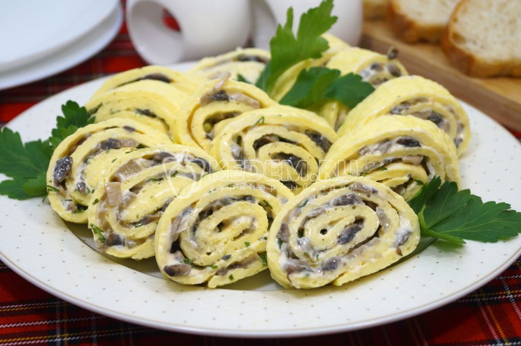 Яичный рулет с грибами