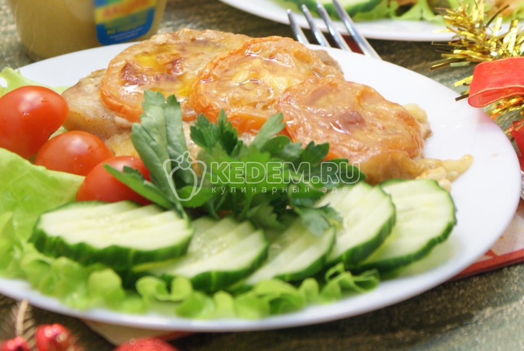 Запеченное мясо с помидорами и сыром