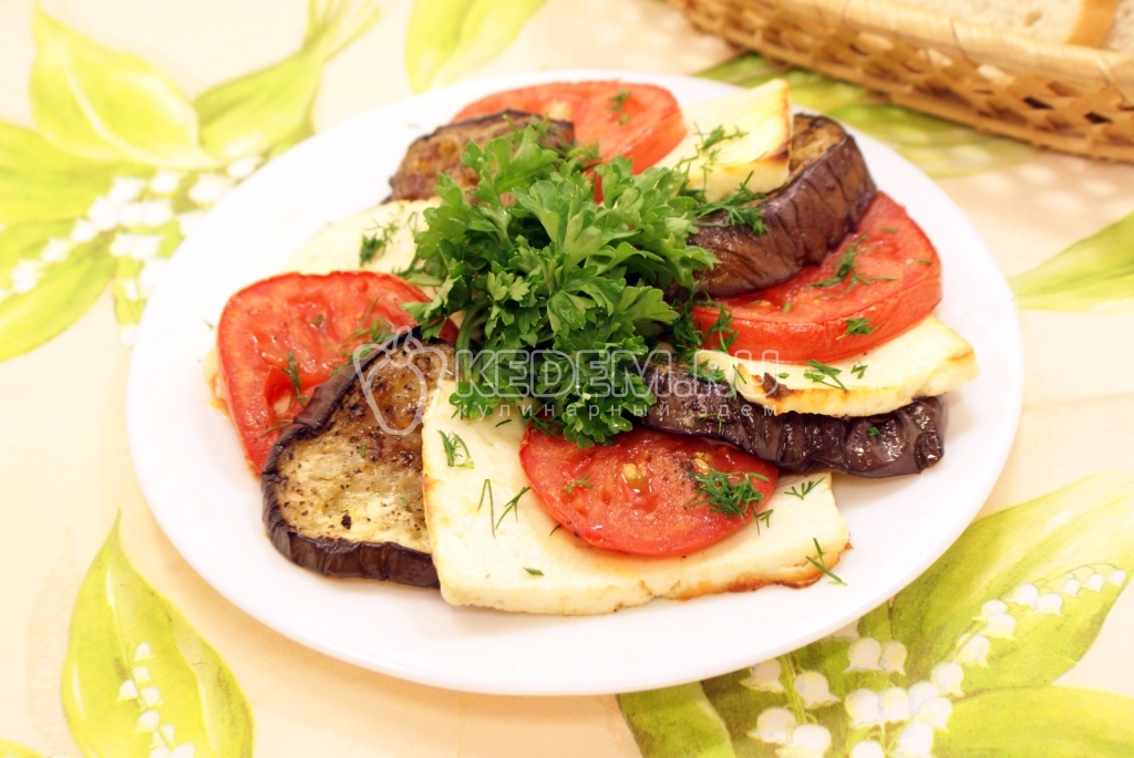 Запеченные баклажаны с помидорами и брынзой