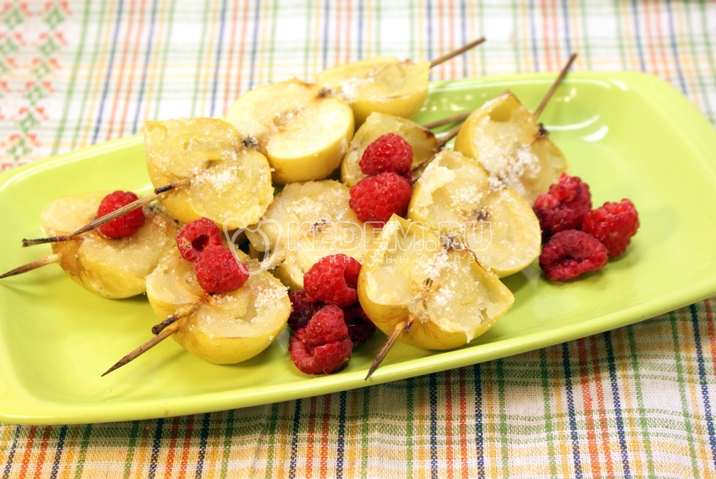 Запеченные яблоки с сахаром и малиной