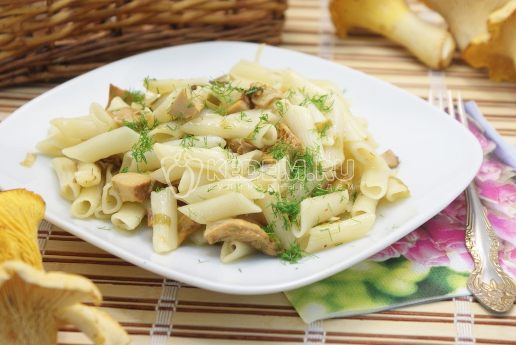 Жареные лисички с макаронами