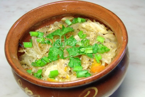 Квашеная капуста с картофелем, запеченная в горшочке