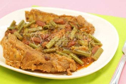 Свиные ребрышки с папоротником и фасолью