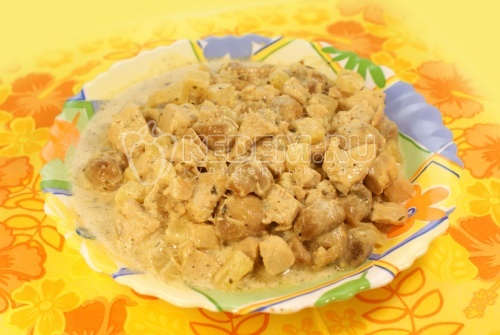 Курица тушеная с ананасом