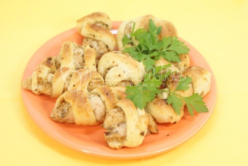 Кусочки куриного филе в слоеном тесте