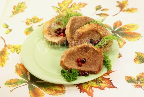 Телятина с брусникой и зеленью