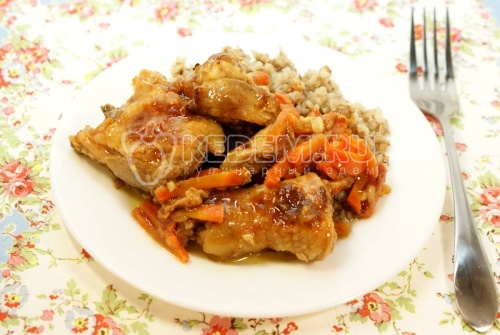 Томлёная курица с гречневой кашей