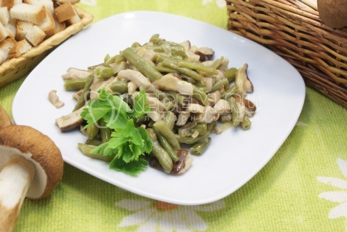 Белые грибы со стручковой фасолью