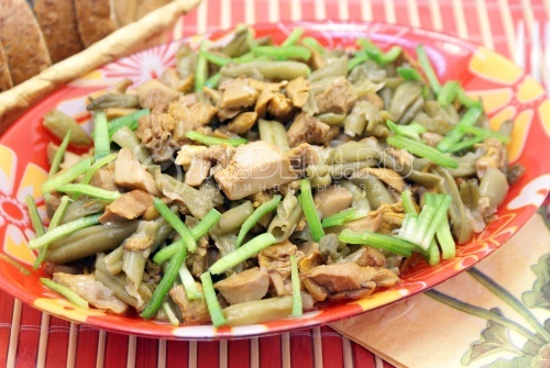 Лисички жаренные со стручковой фасолью